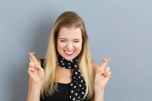 Junge Frau wünscht viel Glück — Stockfoto