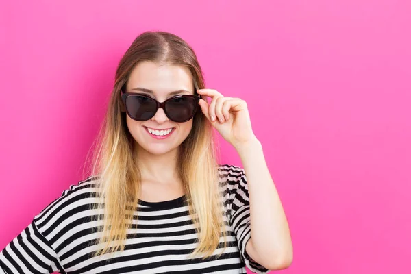 Jonge vrouw met zonnebril — Stockfoto