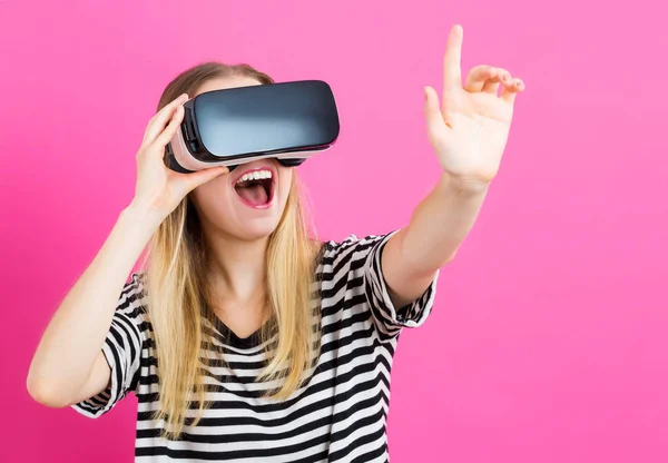 Giovane donna utilizzando auricolare realtà virtuale — Foto Stock