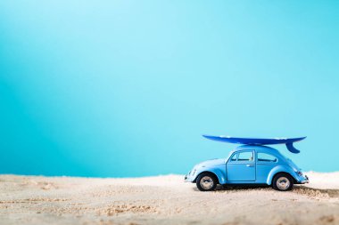 Minyatür mavi araba surfboard ile