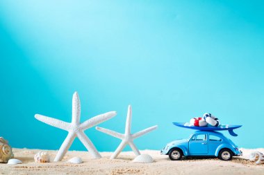 Minyatür mavi araba surfboard ile
