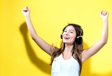 genç kızla mutlu: kulaklıklar