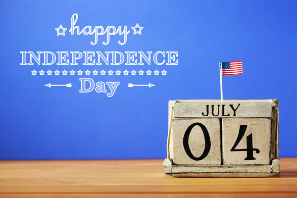 Тема 4 июля с календарем деревянных блоков
