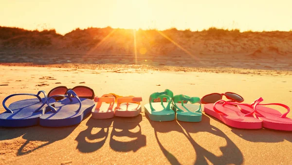 Sandalias coloridas en la playa —  Fotos de Stock