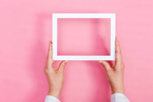 Person holding up a white frame — Stock Photo, Image
