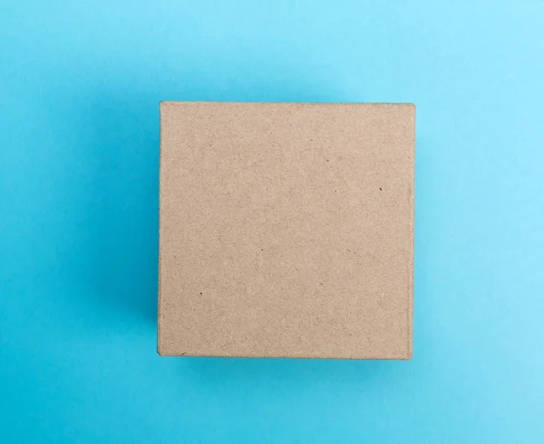 Caja de regalo de cartón sobre fondo azul —  Fotos de Stock
