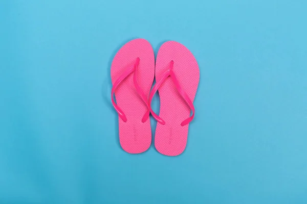 Sandalias de playa sobre fondo azul —  Fotos de Stock