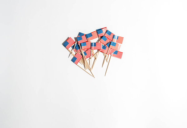 Флаги США на белом фоне

