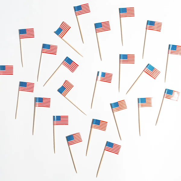 Banderas estadounidenses sobre fondo blanco —  Fotos de Stock