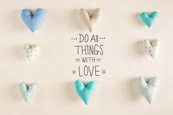 Κάνουμε όλα τα πράγματα με αγάπη μήνυμα με μπλε καρδιά μαξιλάρια — Φωτογραφία Αρχείου