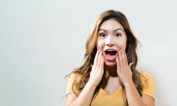 Jovem mulher gritando — Fotografia de Stock