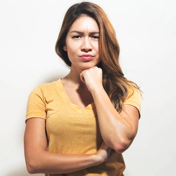 Mujer joven en una pose reflexiva — Foto de Stock