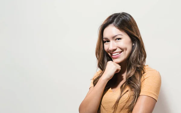 Jeune femme dans une pose réfléchie — Photo