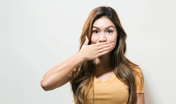 Mujer joven cubriéndose la boca — Foto de Stock