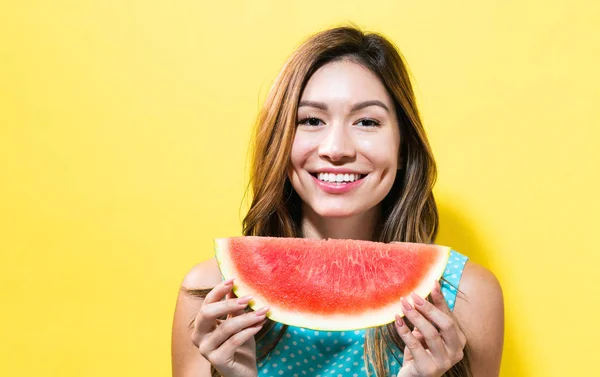 Jovem feliz segurando melancia — Fotografia de Stock