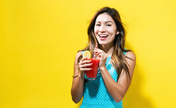 Glückliche junge Frau trinkt Smoothie — Stockfoto