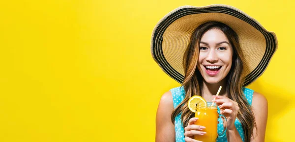 Glückliche junge Frau trinkt Smoothie — Stockfoto