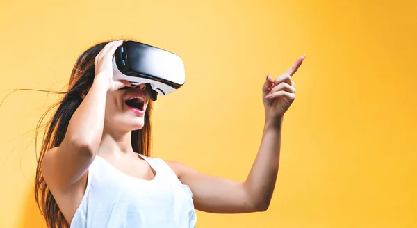 Junge Frau nutzt Virtual-Reality-Headset — Stockfoto