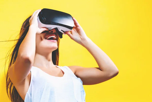 Молодая женщина с помощью гарнитуры виртуальной реальности — стоковое фото