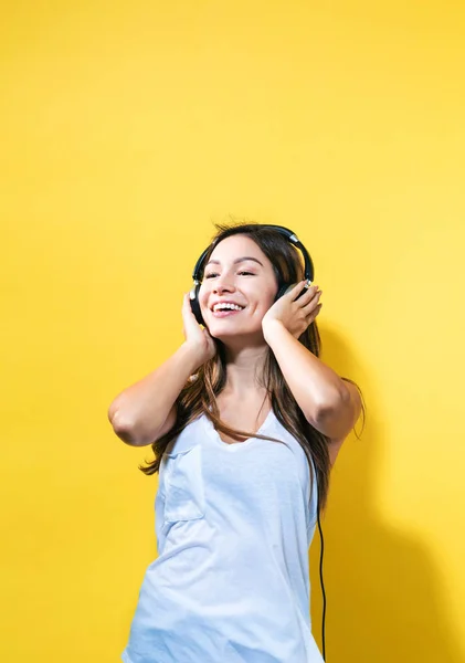 Mujer joven feliz con auriculares — Foto de Stock