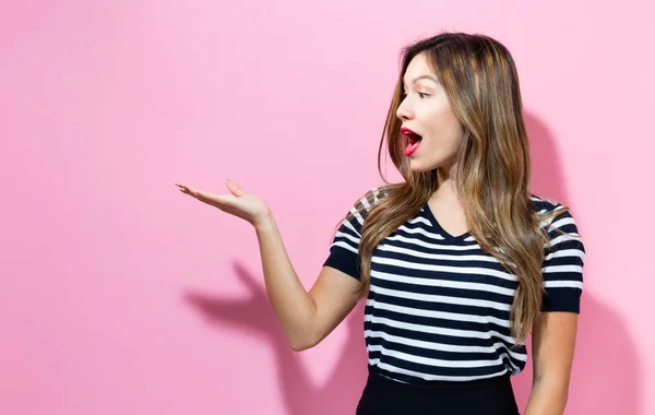 Jonge vrouw met het weergeven van handgebaar — Stockfoto