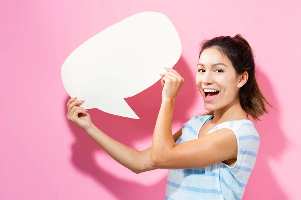 Mujer joven sosteniendo una burbuja del discurso —  Fotos de Stock