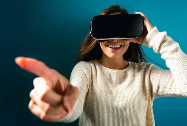 Jeune femme utilisant casque de réalité virtuelle — Photo