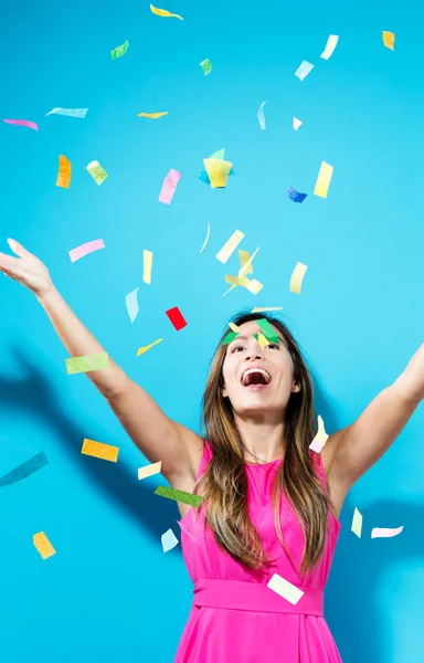 Mutlu kadın konfeti kutlama — Stok fotoğraf
