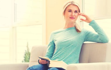 Close-up sonrisa pintada por sol crema de niña