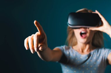 Bir sanal gerçeklik kulaklık kullanan kadın