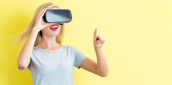 Jeune femme utilisant un casque de réalité virtuelle — Photo