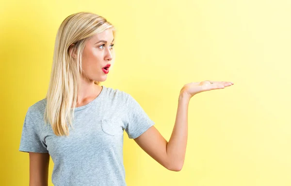 Mujer joven con un gesto de mano que muestra —  Fotos de Stock