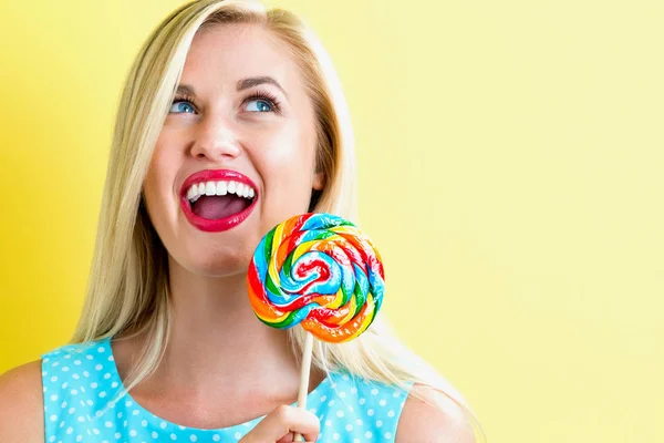 Giovane donna in possesso di un lecca-lecca — Foto Stock