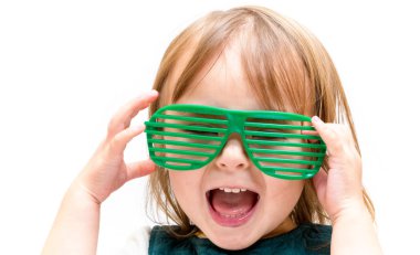 Çekim shades giyen mutlu yürümeye başlayan çocuk kız