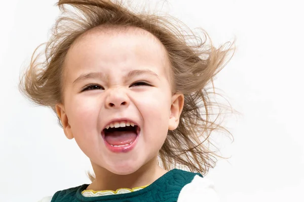 Glückliches Kleinkind Mädchen mit einem großen Lächeln — Stockfoto
