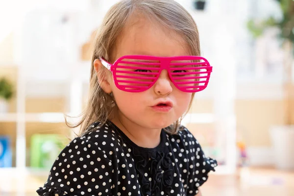 Joyeux bambin fille jouer avec des lunettes — Photo