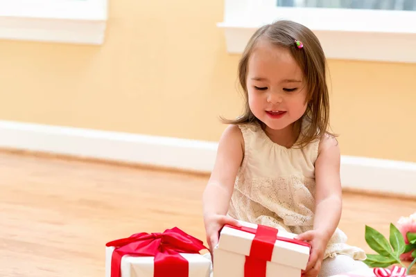 Petite fille avec des boîtes cadeaux — Photo