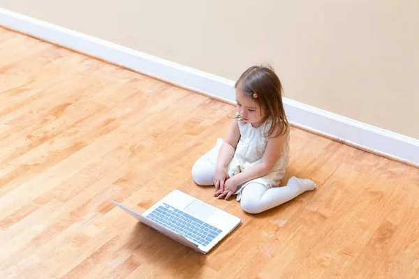 Niña con su computadora portátil — Foto de Stock