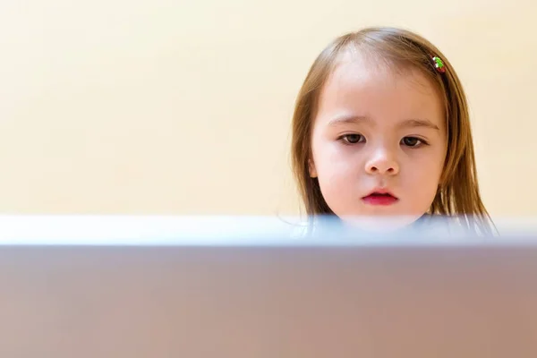 Dziewczynka z jej komputera przenośnego — Zdjęcie stockowe