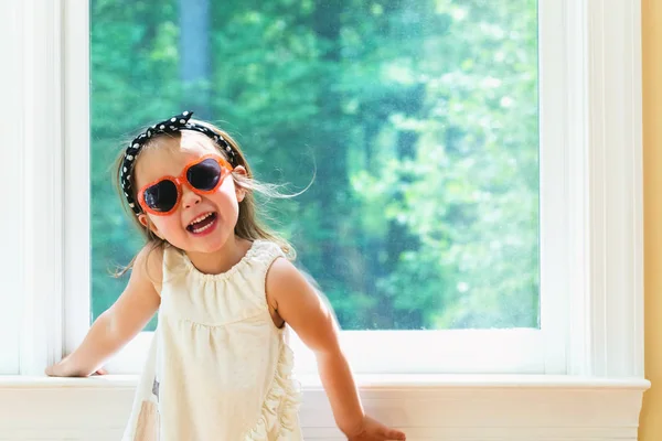 Ευχαρίστως toddler κορίτσι φορώντας γυαλιά ηλίου — Φωτογραφία Αρχείου