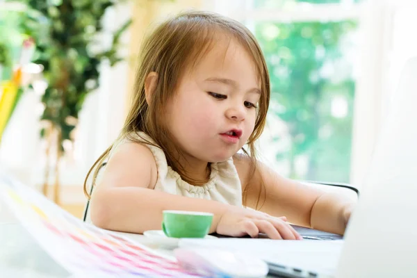 Ragazzina con il suo computer portatile — Foto Stock