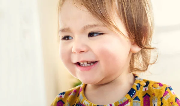 Menina feliz sorrindo dentro de sua casa — Fotografia de Stock