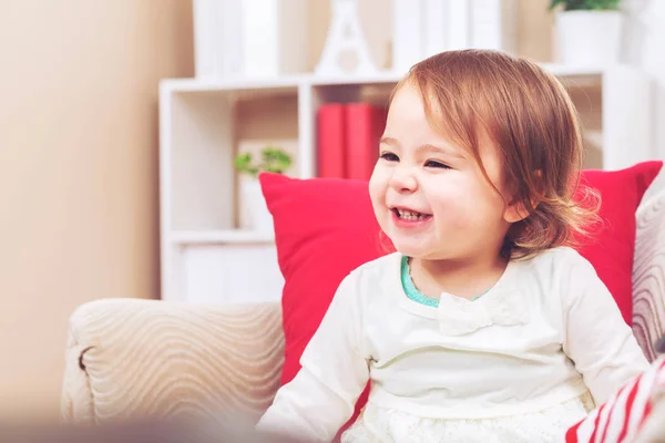 Småbarn flicka skratta i hennes vardagsrum — Stockfoto