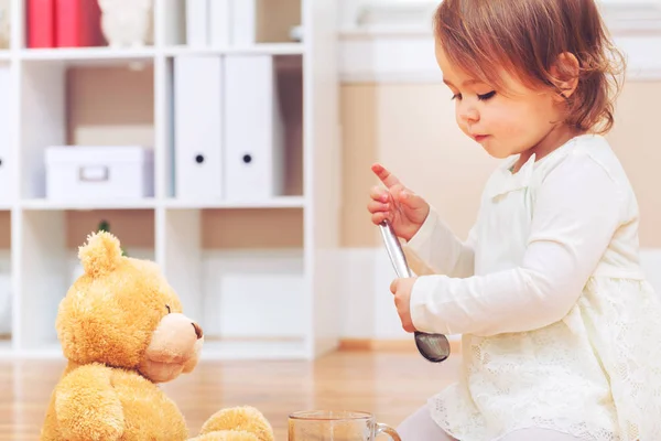 Onun oyuncak ayı ile oynayan bebek kız — Stok fotoğraf
