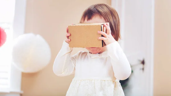 Barn girl använder en virtuell verklighet headset — Stockfoto
