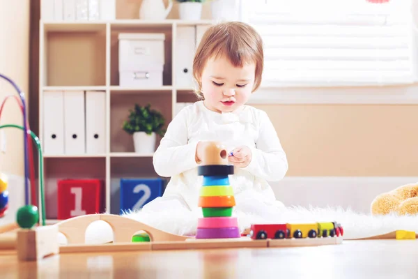 Gelukkig peuter meisje spelen met speelgoed — Stockfoto