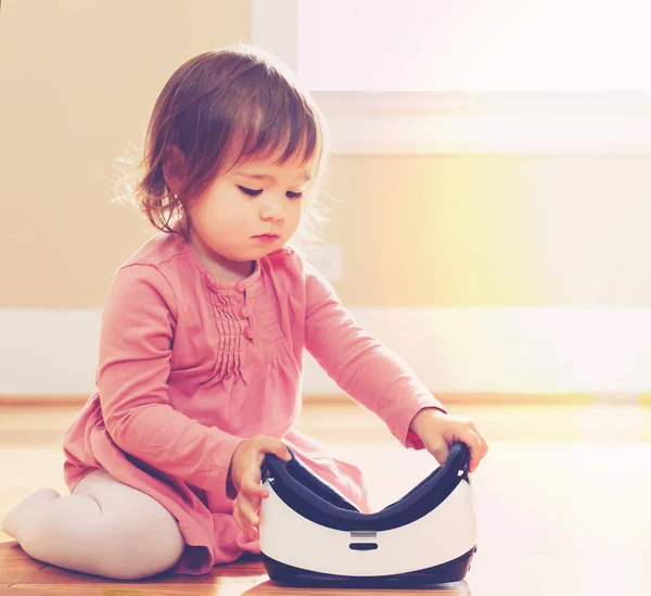 Barn girl använder en virtuell verklighet headset — Stockfoto