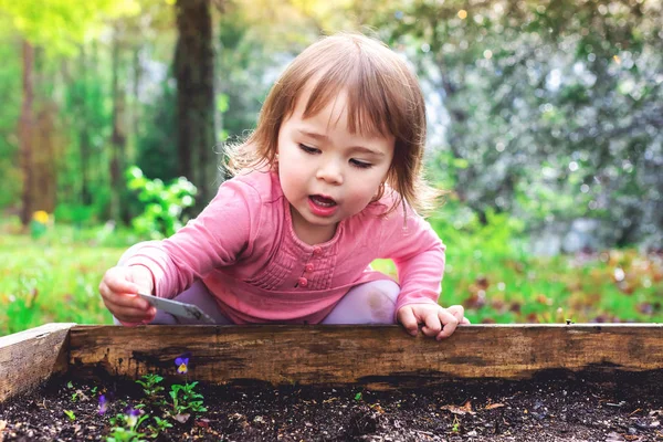 Ευχαρίστως toddler κορίτσι που παίζει έξω από — Φωτογραφία Αρχείου