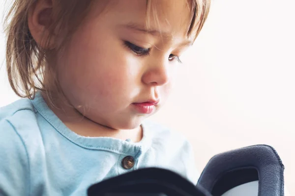 Petite fille utilisant un casque de réalité virtuelle — Photo