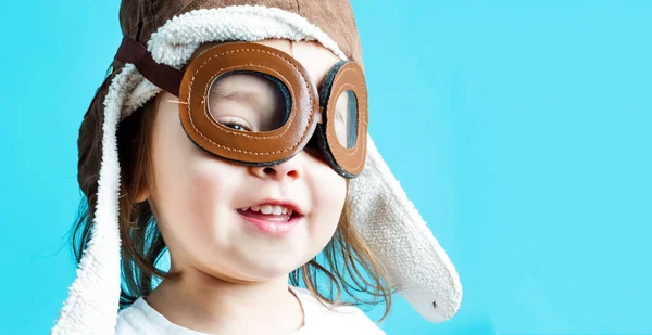 Menina criança feliz em óculos piloto — Fotografia de Stock
